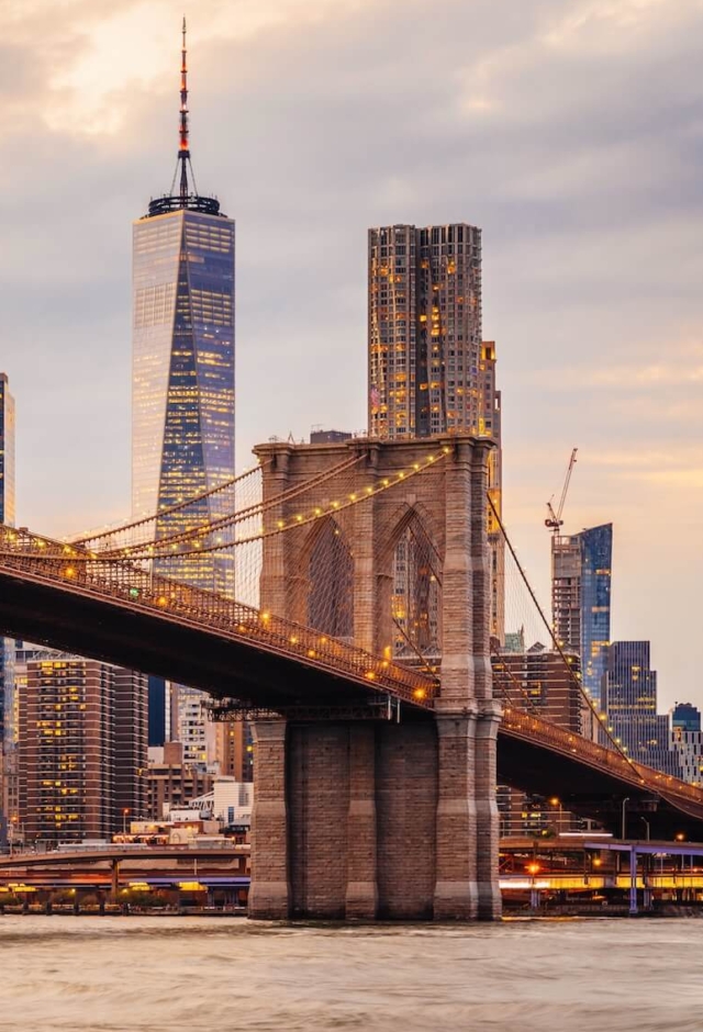 Image of Brooklyn bridge in New York city skyline